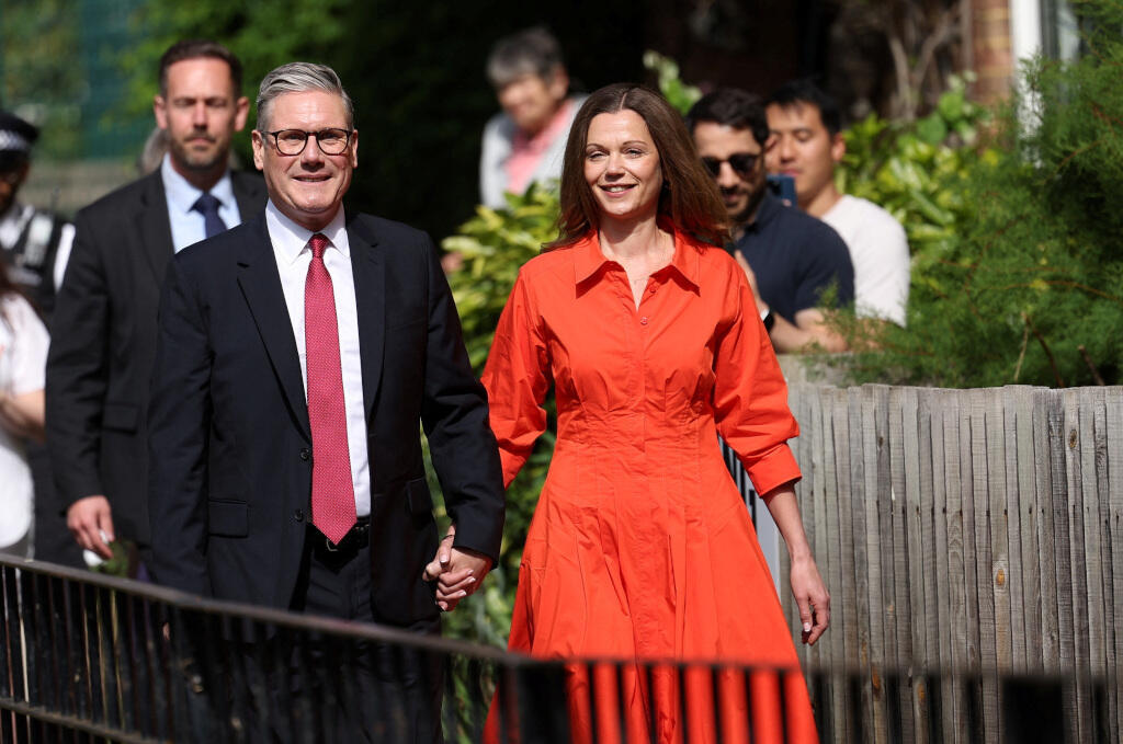 O novo primeiro-ministro britânico de centro-esquerda Keir Starmer e sua esposa, Victoria.