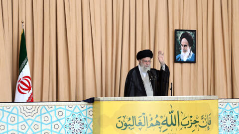 Kiongozi Mkuu wa Iran Ali Khamenei akitoa khutba wakati wa Swala ya Ijumaa mjini Tehran Oktoba 4, 2024.