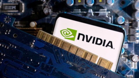 图片显示，一款有英伟达（NVIDIA）标识的智能手机被放置在电脑主板上。