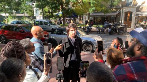 L'avocat de Kemi Seba, Maître Juan Branco, lors d'une conférence de presse, à Levallois-Perret, juste devant le siège de la DGSI, le 16 octobre 2014.