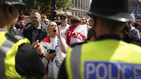 Polícia de Liverpool, no noroeste da Inglaterra, patrulha protesto convocado por movimento da extrema direita neste sábado, 3 de agosto de 2024.