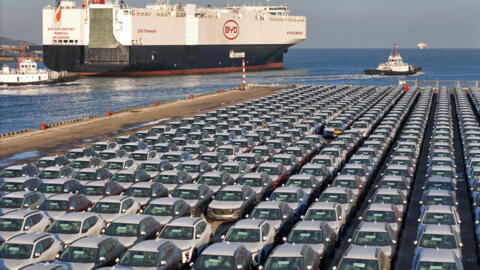 Carros elétricos destinados à exportação aguardam para serem embarcados em um navio no porto de Yantai, na província chinesa de Shandong, em 10 de janeiro de 2024.