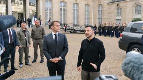 O presidente francês Emmanuel Macron (à esquerda) e o ucraniano Volodymyr Zelenskyi falam à imprensa após reunião bilateral no Palácio do Eliseu, nesta quinta-feira, 10 de outubro, em Paris. 