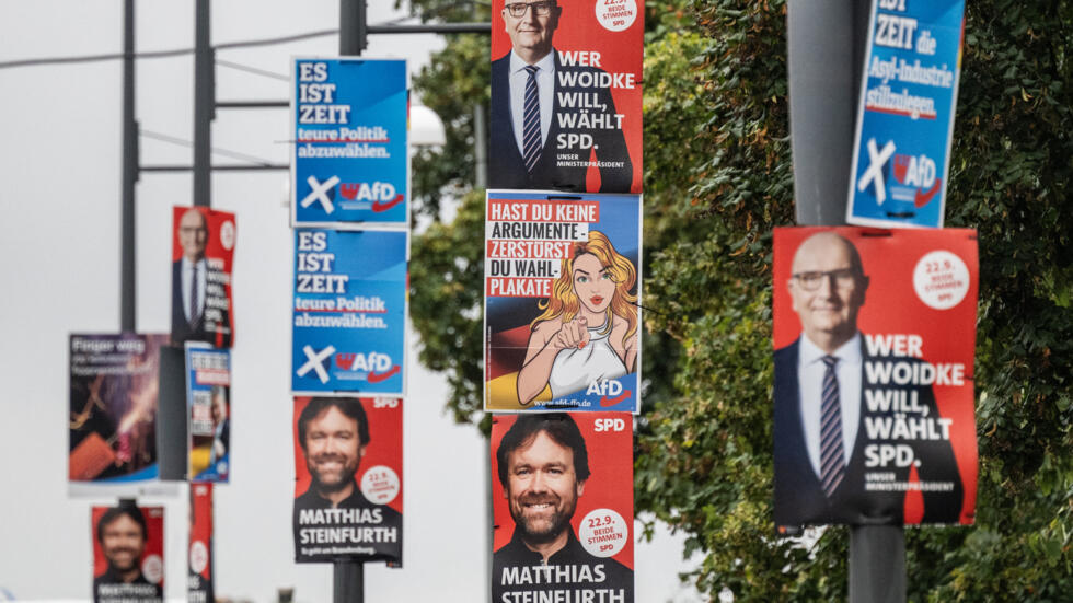 Des affiches de campagne électorale pour le Parti social-démocrate (SPD), et le parti d'extrême droite Alternative pour l'Allemagne (AfD) sont accrochées aux lampadaires à Francfort (Oder), dans l'est de l'Allemagne, le 16 septembre 2024, avant les élections du Land de Brandebourg qui auront lieu le 22 septembre 2024. Image d'illustration.