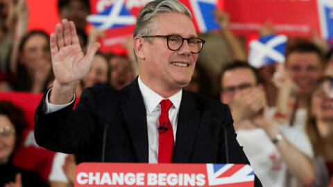 O líder trabalhista Keir Starmer celebra a vitória histórica do partido, cercado por apoiadores  em Londres. 