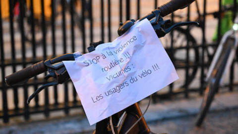 Cartaz colado em bicicleta exibe a mensagem: “Parem com a violência nas estradas! Vítimas: ciclistas!”. Uma homenagem foi realizada em Paris a Paul Varry, de 27 anos, atropelado e morto por um motorista na véspera. 