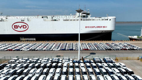 Une vue par drone montre des véhicules électriques BYD avant d'être chargés sur le transporteur de véhicules roulants « BYD Explorer No.1 » pour l'exportation vers le Brésil, au port de Lianyungang da