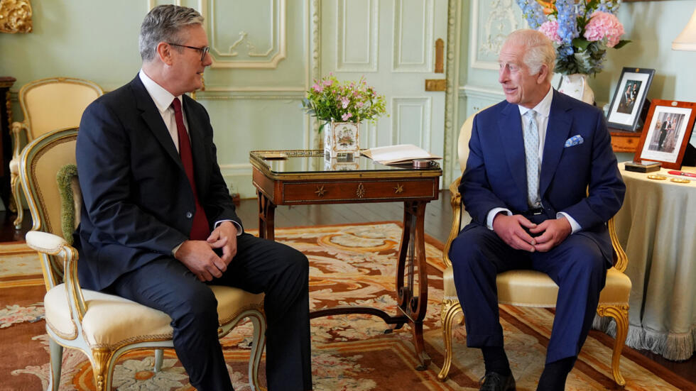 O líder do Partido Trabalhista, Keir Starmer, foi recebido pelo Rei Charles III no Palácio de Buckingham na sexta-feira, 5 de julho. Seguindo o protocolo, o monarca pediu a Starmer para formar um novo governo.