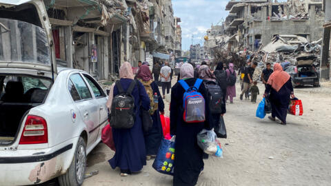 Palestinos deslocados fogem do norte da Faixa de Gaza, após uma ordem de evacuação israelense em Jabaliya, em 6 de outubro de 2024.