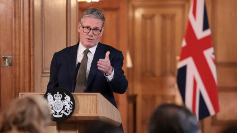 O novo primeiro-ministro britânico, Keir Starmer, durante coletiva de imprensa em Downing Street, após seu primeiro conselho de ministros, neste sábado (6).