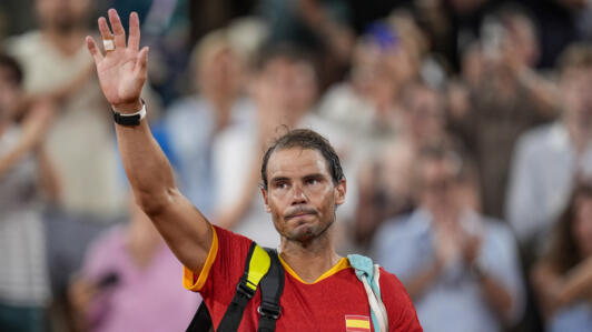 Rafael Nadal chào từ biệt khán giả trên sân của Rolland-Garros, trong  Thế vận hội lùa hè Paris 2024, sau trận tứ kết không thành công, ngày 31/07/2024.