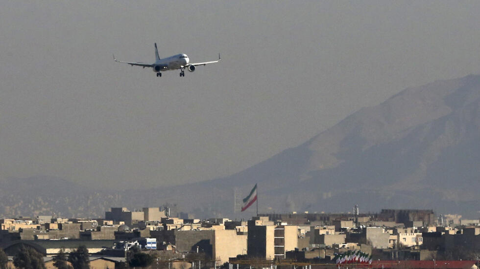 Ndege ya shirika la ndege la Iran Air ikiruka juu ya mji wa Tehran.