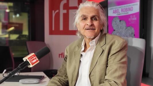 El artista argentino Abel Robino en los estudios de RFI