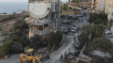 Des soldats de l'armée libanaise sont déployés autour d'un bâtiment détruit par une frappe aérienne israélienne, dans le village de Barja, au sud de Beyrouth, au Liban, le samedi 12 octobre 2024. Phot