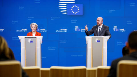 La présidente de la Commission européenne Ursula von der Leyen et le président du Conseil européen Charles Michel lors d'une conférence de presse à Bruxelles, le 17 octobre 2024