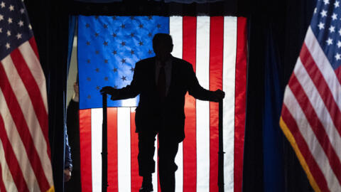 Le candidat républicain à la présidence, l'ancien président Donald Trump, arrive pour prendre la parole lors d'un événement de campagne au Nassau Coliseum, mercredi 18 septembre 2024, à Uniondale, N.Y.