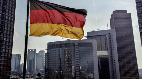 Bandeira da Alemanha no bairro financeiro de Frankfurt.