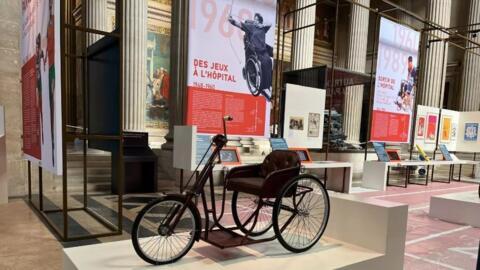 Exposition "Histoires Paralympiques" : un vélo-fauteuil des années 1920 parfaitement restauré par Sylvain Canu. Une commande encadrée par le Centre des Monuments Nationaux.