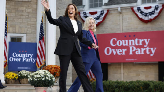 Kamala Harris (à g.) et Liz Cheney (dr.) arrivent à Ripon dans le Wisconsin, le 3 octobre 2024.