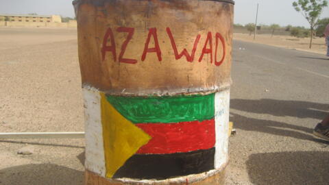 Un tonneau peint aux couleurs de l'Azawad au Mali.