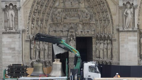 Un camion transportant des cloches est garé devant la cathédrale Notre-Dame de Paris, à Paris, le jeudi 12 septembre 2024. La cathédrale récupère ses cloches pour sa réouverture le 8 décembre 2024.