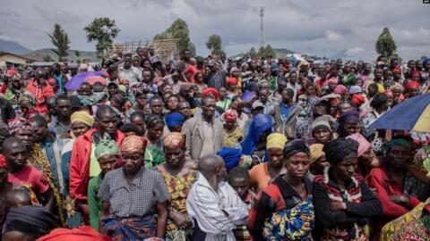 Watu waliokimbia makazi yao wanasubiri UNICEF kuwapa chakula huko Munigi, DRC, Desemba 5, 2022.