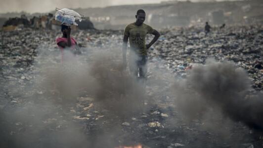 Un jeune homme brûle des déchets électroniques dans la décharge d'Agbogbloshie à Accra, la capitale du Ghana, le 29 novembre 2017.