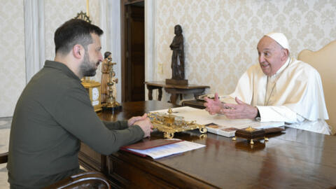 O presidente ucraniano Volodimir Zelensky se encontra com o papa Francisco, nesta sexta-feira (11). No Vaticano. 