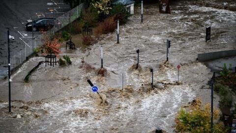 Uma fotografia mostra uma área inundada na sequência de fortes chuvas em Annonay, no centro de França, em 17 de outubro de 2024. O centro da cidade de Annonay, em Ardeche, está inundado e as escolas e creches foram evacuados na manhã de 17 de outubro de 2024.