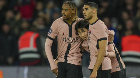 Os jogadores do PSG Lee Kang-in, ao centro, entre Bradley Barcola (esquerda) e Achraf Hakimi, refletem a diversidade étnica presente nas bases do clube parisiense (foto ilustrativa).