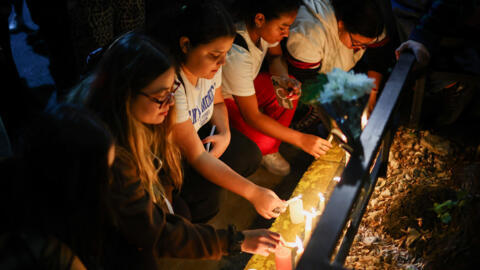 Fãs colocam velas em altar improvisado na porta do hotel onde Liam Payne, ex-membro da One Diretion, foi encontrado morto, em Buenos Aires, Argentina, a 16 de outubro de 2024.