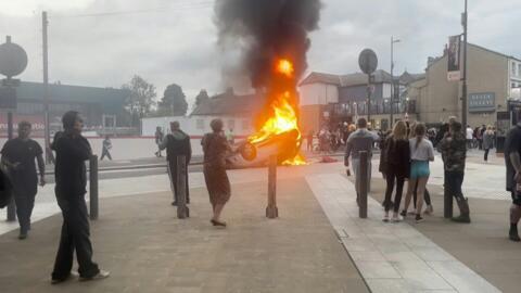 Um carro incendiado em Sunderland, no Reino Unido, em 02 de agosto de 2024, após diversos dias de protestos na Inglaterra.