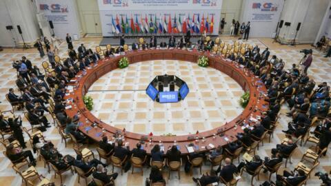 Em foto divulgada pela agência Photohost brics-russia2024.ru, representantes do Brics participam de uma reunião sobre  questões de segurança em São Petersburgo, em 11 de setembro de 2024. Rússia sediará cúpula de chefes de Estado do grupo 
em outubro. 