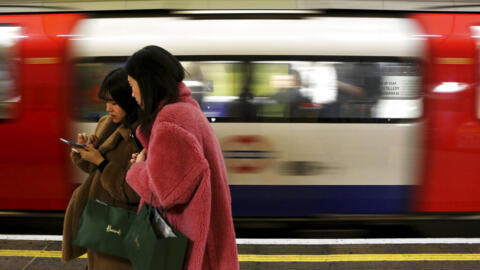 Mulheres usam um telefone celular em uma plataforma de metrô no centro de Londres. (Imagem ilustrativa)