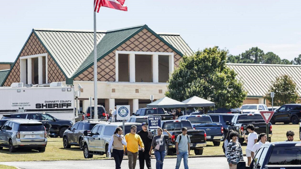 Des personnes quittent les lieux d'une fusillade au lycée Apalachee High School, à Winder, dans l'État de Géorgie, aux États-Unis, le 4 septembre 2024