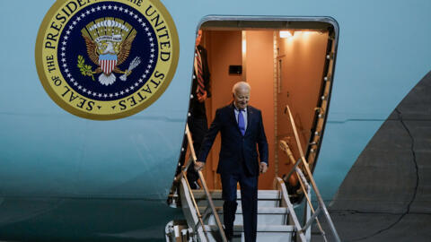 Le président américain Joe Biden débarque de l'Air Force One à l'aéroport de Berlin Brandenburg, le 17 octobre 2024.