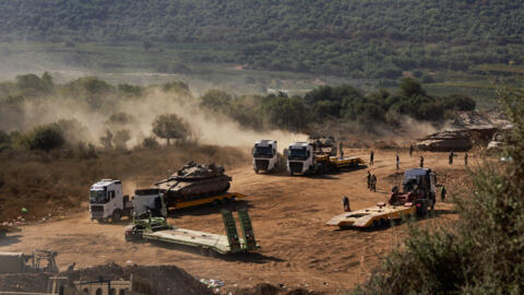 Un char de l'armée israélienne est transporté, au milieu des hostilités entre le Hezbollah et Israël, dans le nord d'Israël, le 10 octobre 2024.