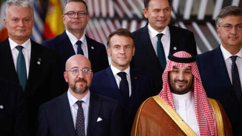 O presidente do Conselho Europeu, Charles Michel, o presidente francês, Emmanuel Macron, e o príncipe herdeiro e primeiro-ministro da Arábia Saudita, Mohammed bin Salman bin Abdulaziz Al Saud, posam para uma foto de família durante a cúpula conjunta da União Europeia e do Conselho de Cooperação do Golfo (CCG), em Bruxelas, Bélgica, em 16 de outubro de 2024.