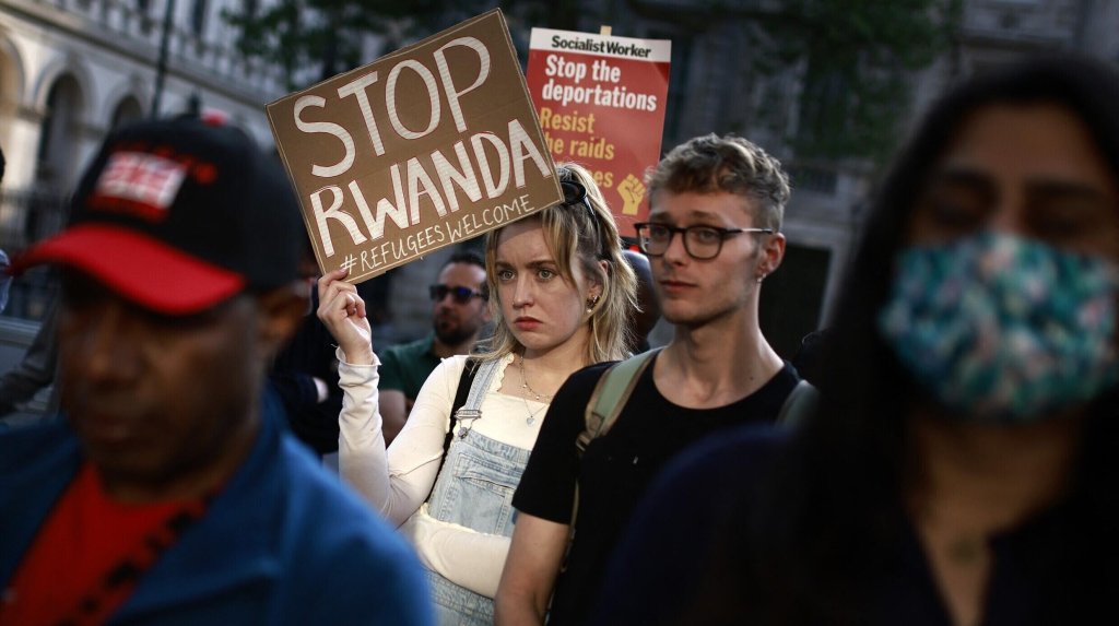 © Benjamin Cremel / AFP | Demonstrators hold placards as they protest near the gates of 10 Downing Street in central London on May 8, 2024 during an anti-racism rally called by associations including Stand Up To Racism, to denounce the UK government's Rwanda Bill.