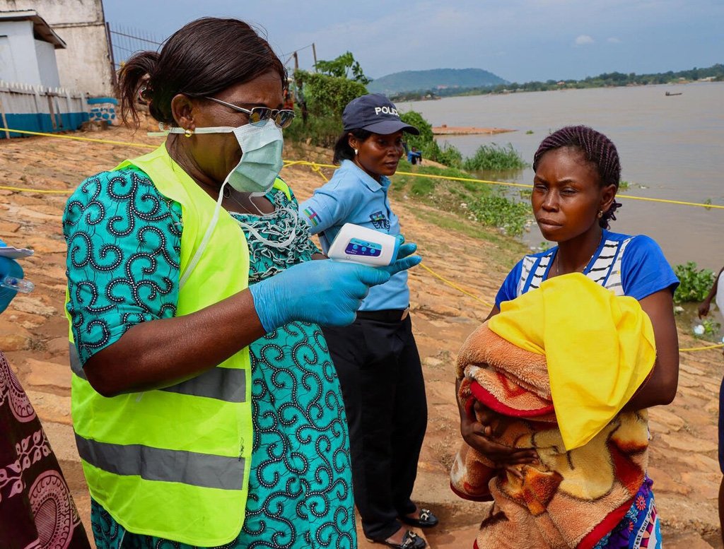 Refugees returning to the Central African Republic from the Democratic Republic of the Congo have their temperature taken | Photo: UNHCR / Stella Fatime