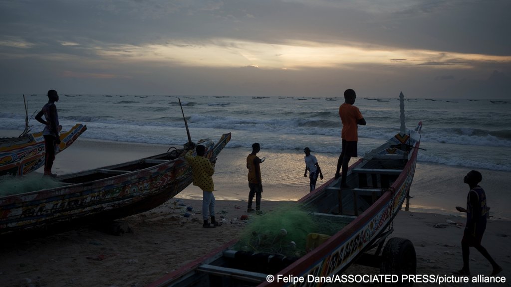 From file: Lack of economic opportunity has pushed many young people in Senegal to seek employment elsewhere, even if it entails a perilous crossing of the Atlantic Ocean | Photo: Felipe Dana/ Associated Press/picture alliance