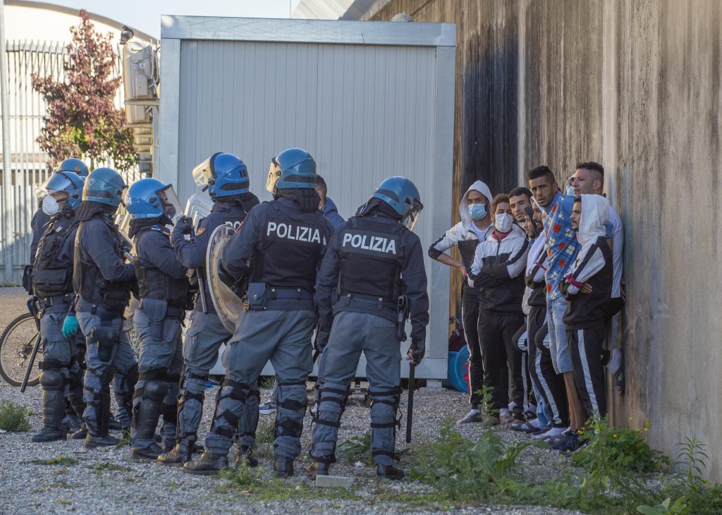 File photo: Riot police and migrants after a revolt at the Via Corelli CPR in Milan | Photo: Andrea Fasani / ANSA / YBQ/ NS