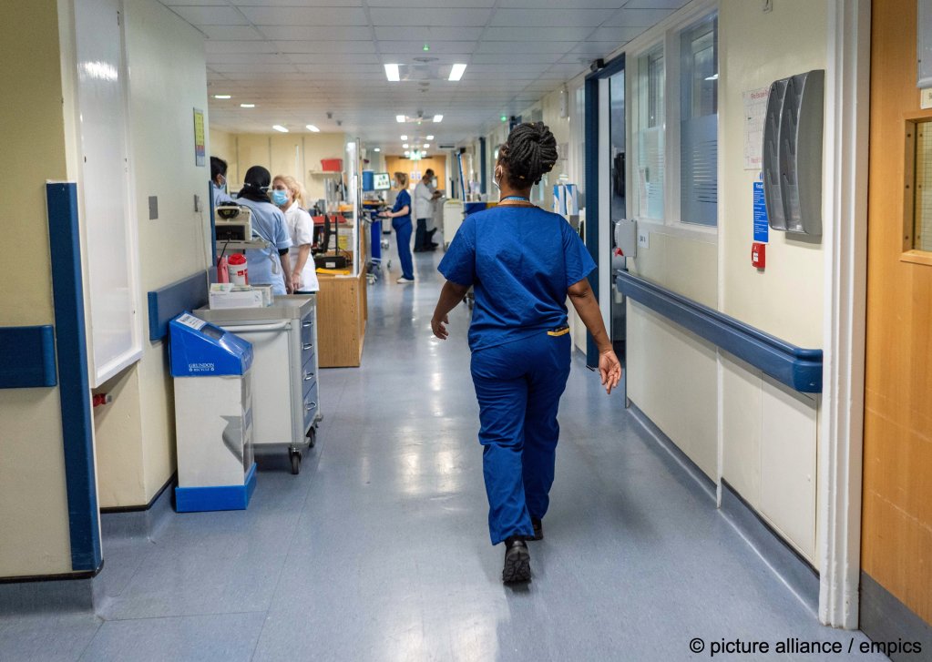 From file: A plan to digitally tag overseas patients in the UK if they access healthcare raises concerns that undocumented migrants could end up suffering | Photo: Jeff Moore /picture alliance / empics