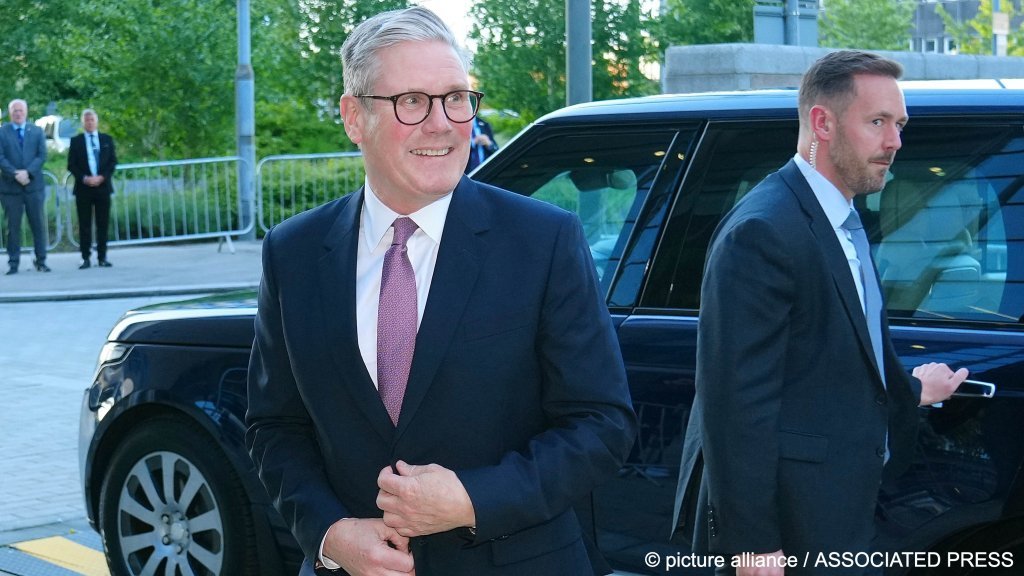 Labour leader Keir Starmer preparing to head to a meeting on immigration with Prime Minister Rishi Sunak | Photo: Jon Super / picture alliance / AP