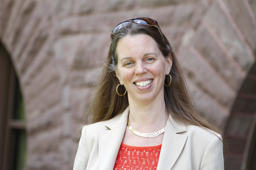 Portrait photo of a smiling woman