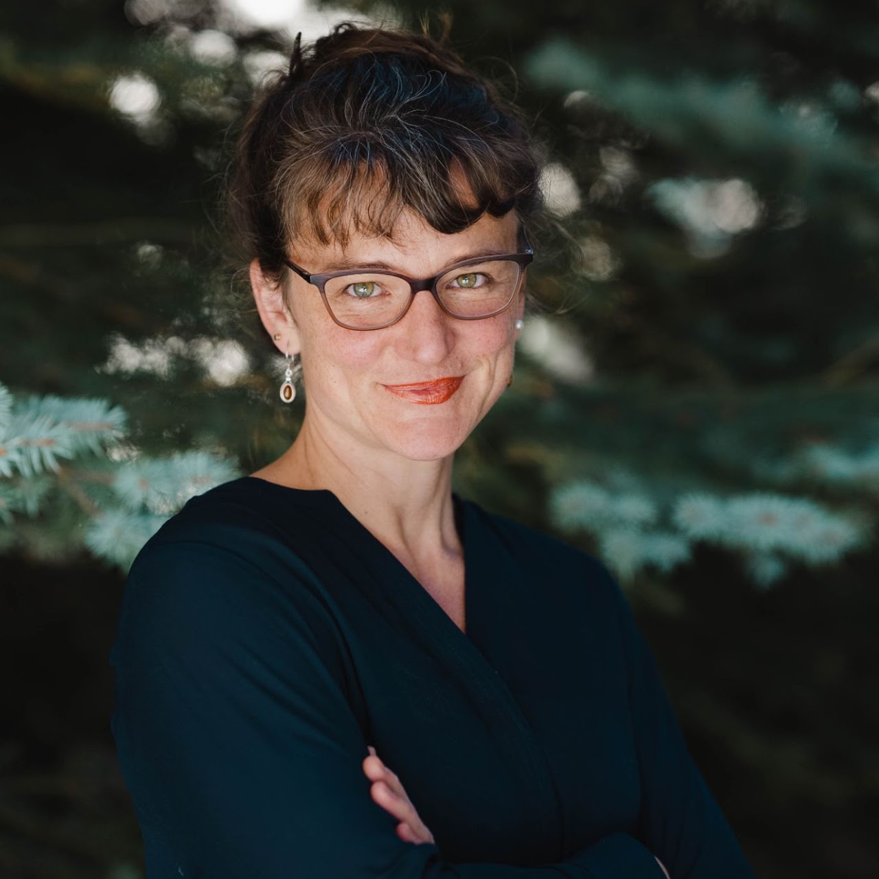 Portrait photo of a smiling woman