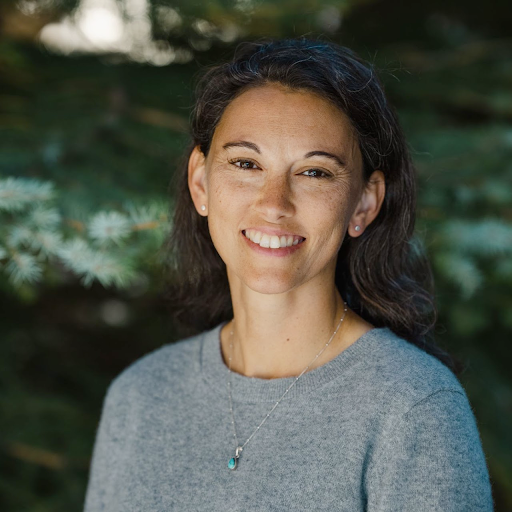 Portrait photo of a smiling woman