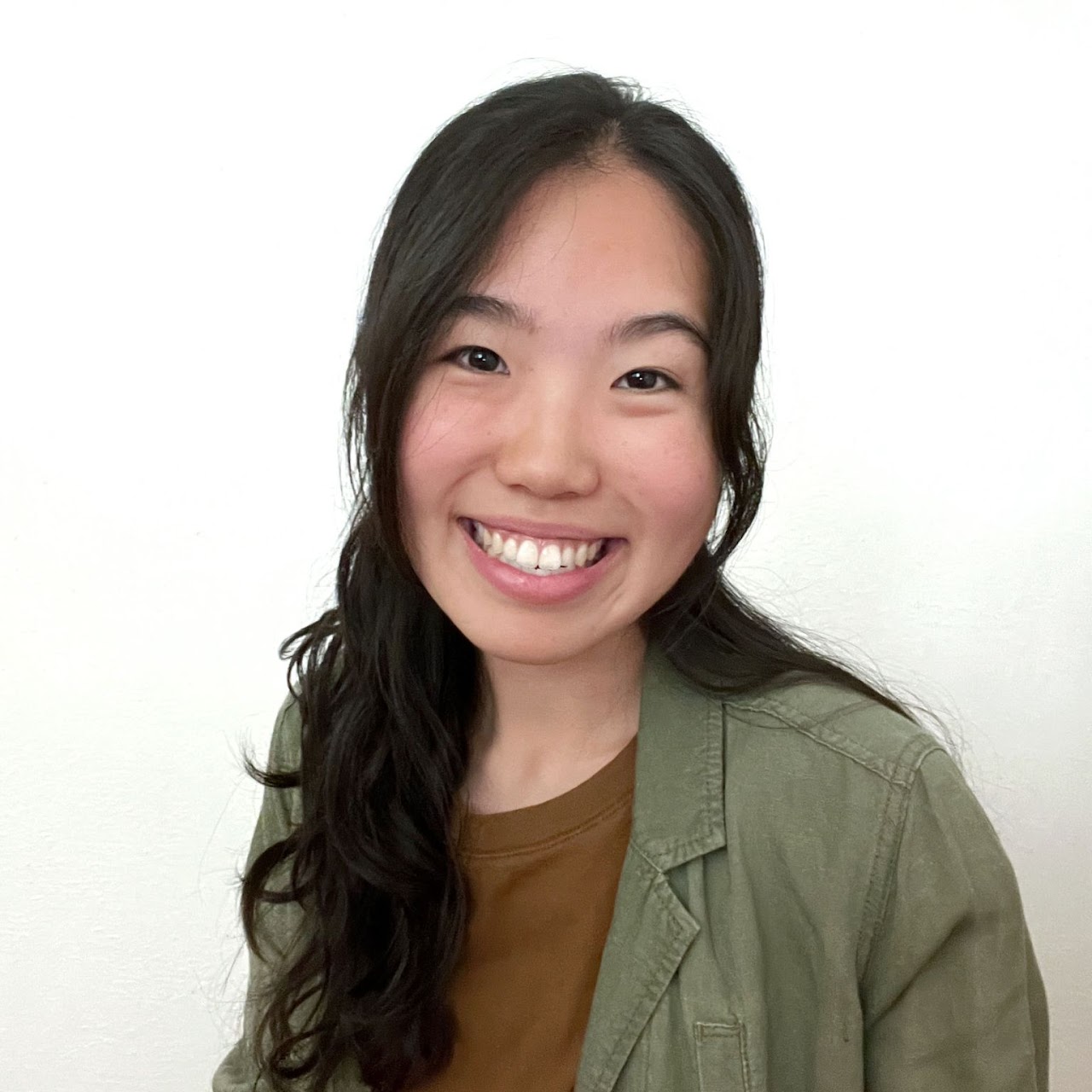 Portrait photo of a smiling woman