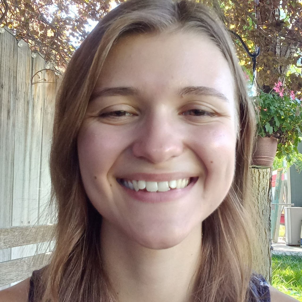 Portrait photo of a smiling woman