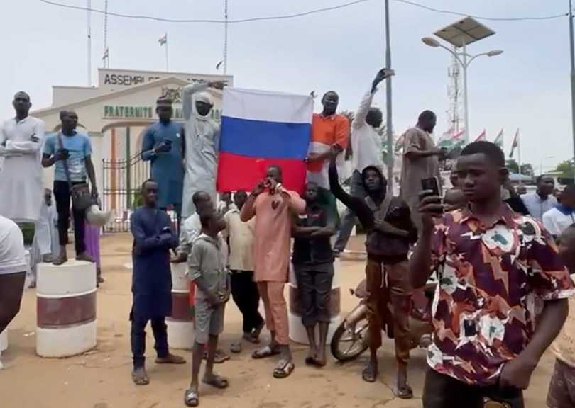 支持軍事政變的尼日民眾在首都尼阿美（Niamey）手舉俄羅斯國旗歡呼。（圖／達志／美聯社）